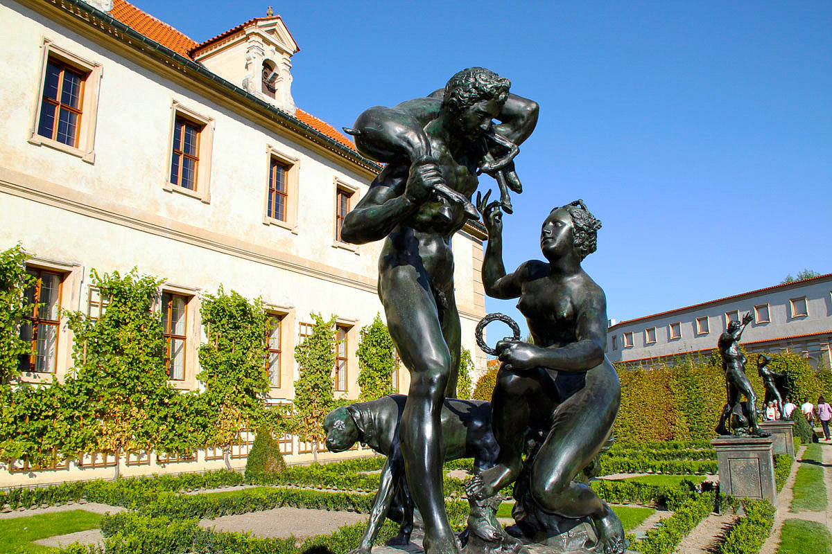 Многочисленные скульптуры на улицах Праги - Александр Рейтер