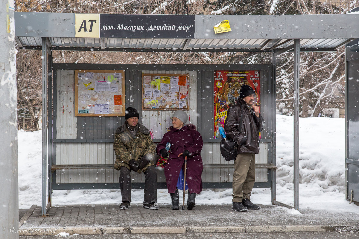 На остановке - Николай Мелонов