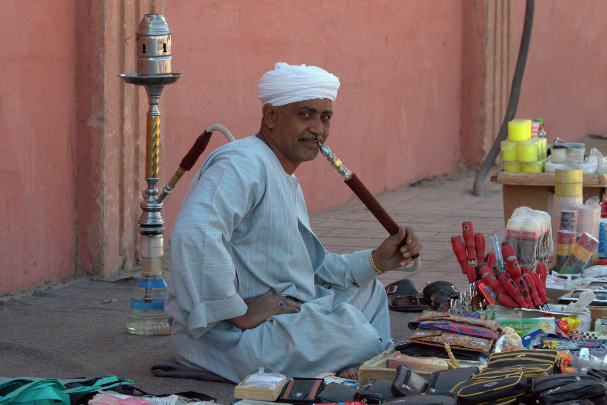 Уличный торговец в Луксоре - Евгений Печенин