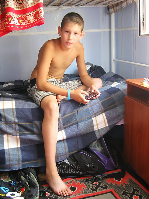 Мальчик, сидящий на кровати. - Александр Бурилов