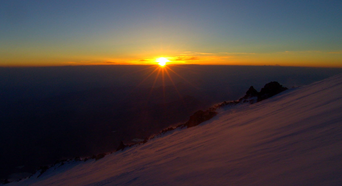 Восход солнца на Эльбрусе. Высота около 4800 м. над уровнем моря. - Vladimir 070549 