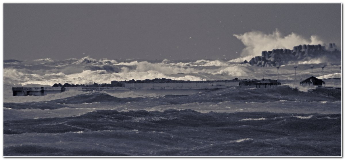 Волны в бухте возле мыса Тонкий - Валерий Дворников