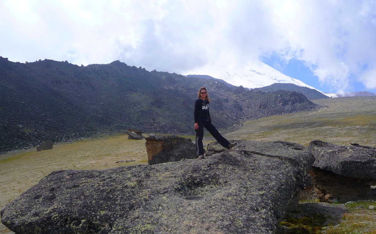 У Каменных грибов (Столов богов) на северном склоне Эльбруса. Высота 3000 м. - Vladimir 070549 