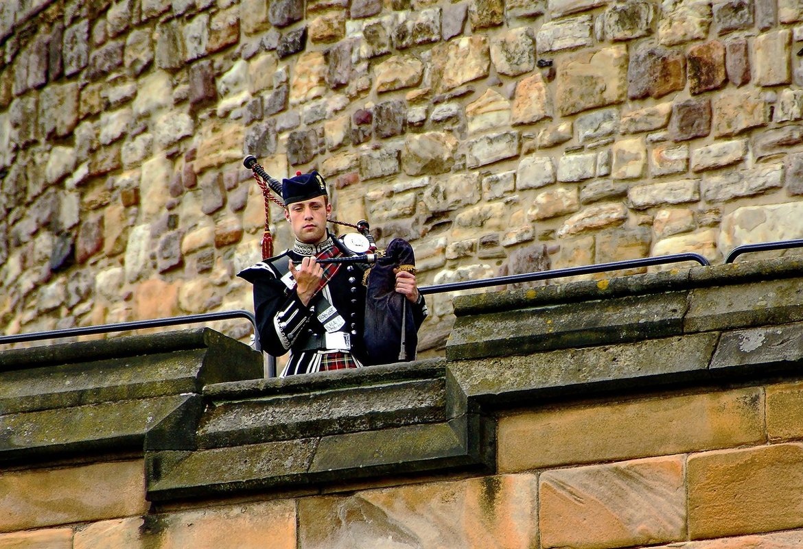 Волынщик на стене крепости Эдинбурга - Free 
