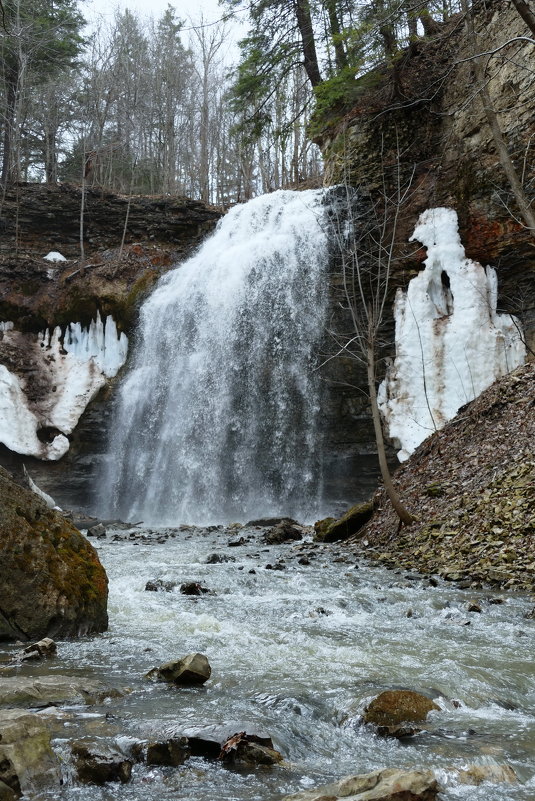 Водопад Tiffany Falls (21 м) и обледеневший призрак (см. справа) - Юрий Поляков