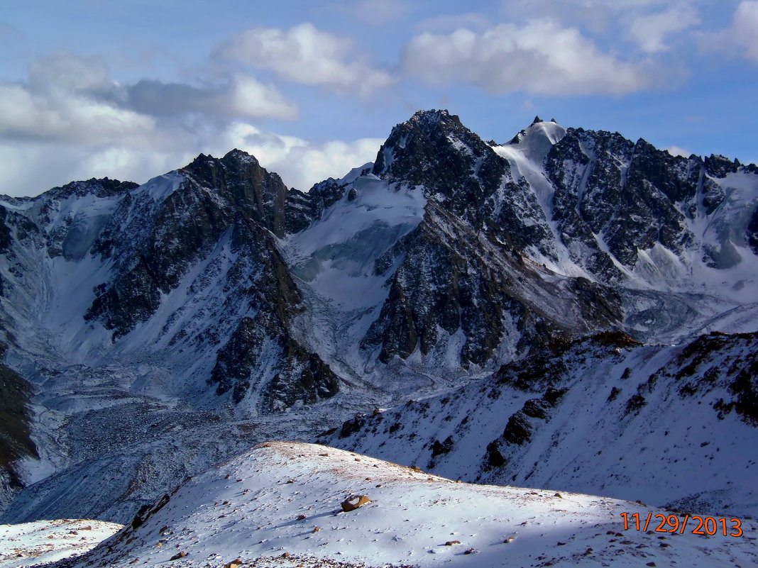 горы. вид на ледник - Горный турист Иван Иванов