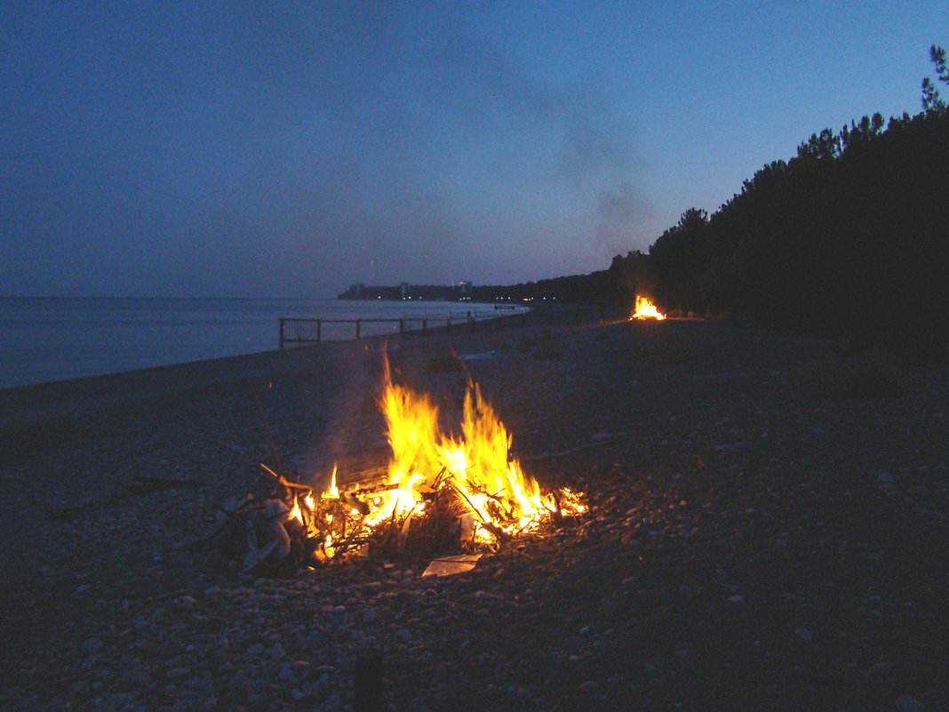 Ночной пляж пансионата "Госдача Лдзаа". - юрий 
