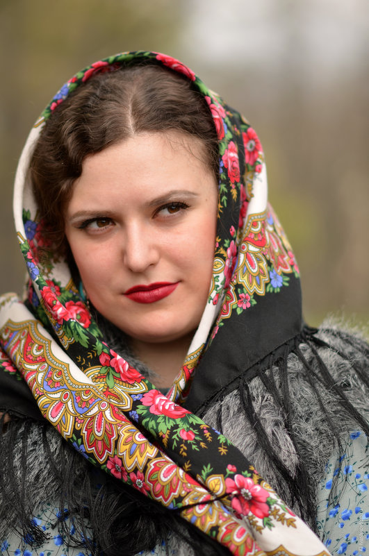 Портрет девушки в платке - Александр Ивашков