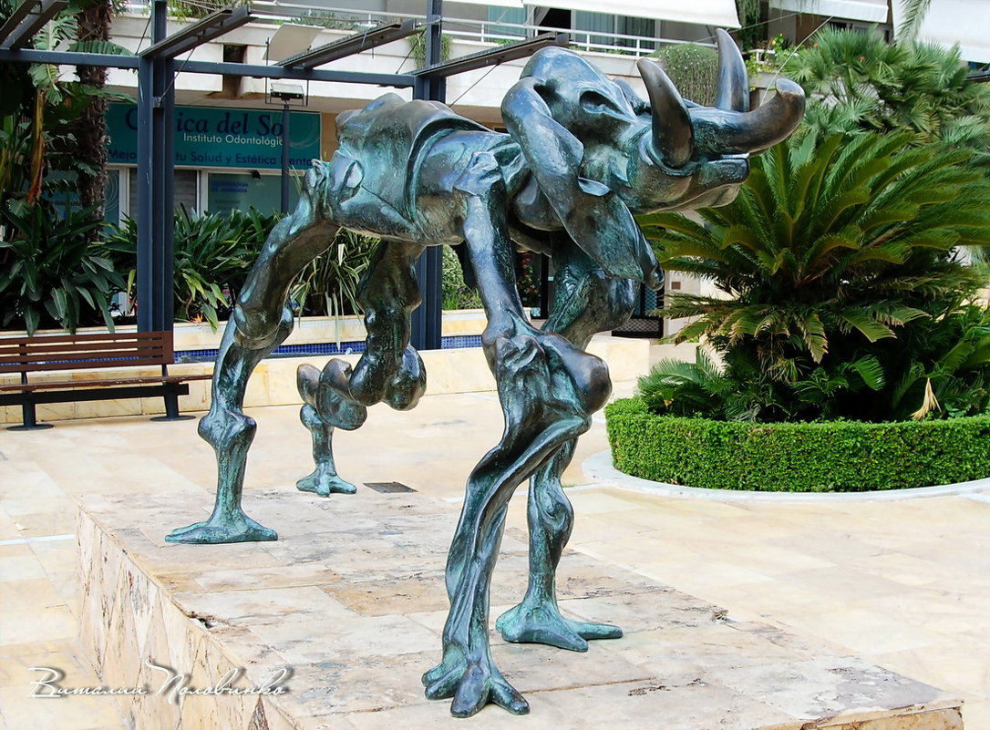 ДЕТИЩЕ ГЕНИАЛЬНОГО ПРОВОКАТОРА. Скульптура Сальвадора Дали. Марбейя, Испания. - Виталий Половинко