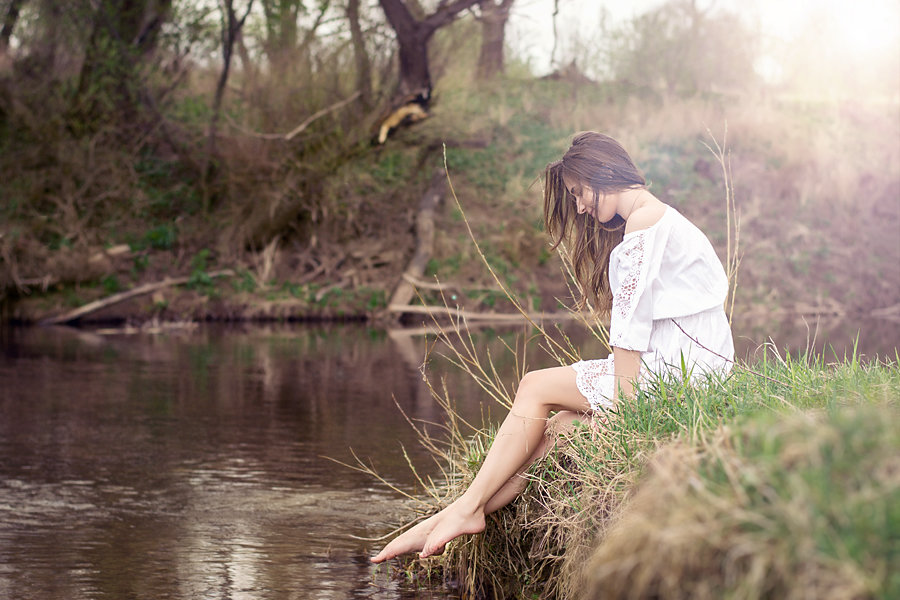 «Красивая девушка сидит у реки, фото…» — создано в Шедевруме