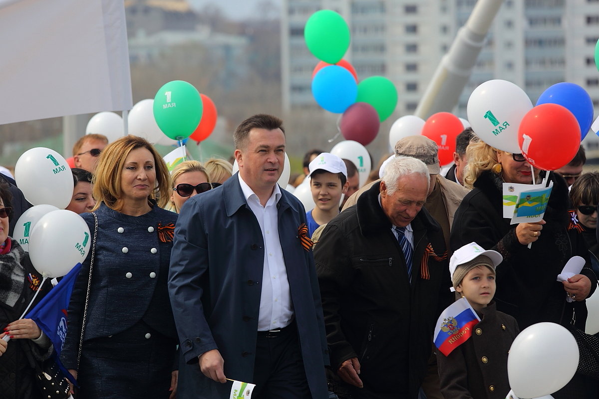 Губернатор Приморья  на праздничной демонстрации 1 мая 2015 г - Александр 