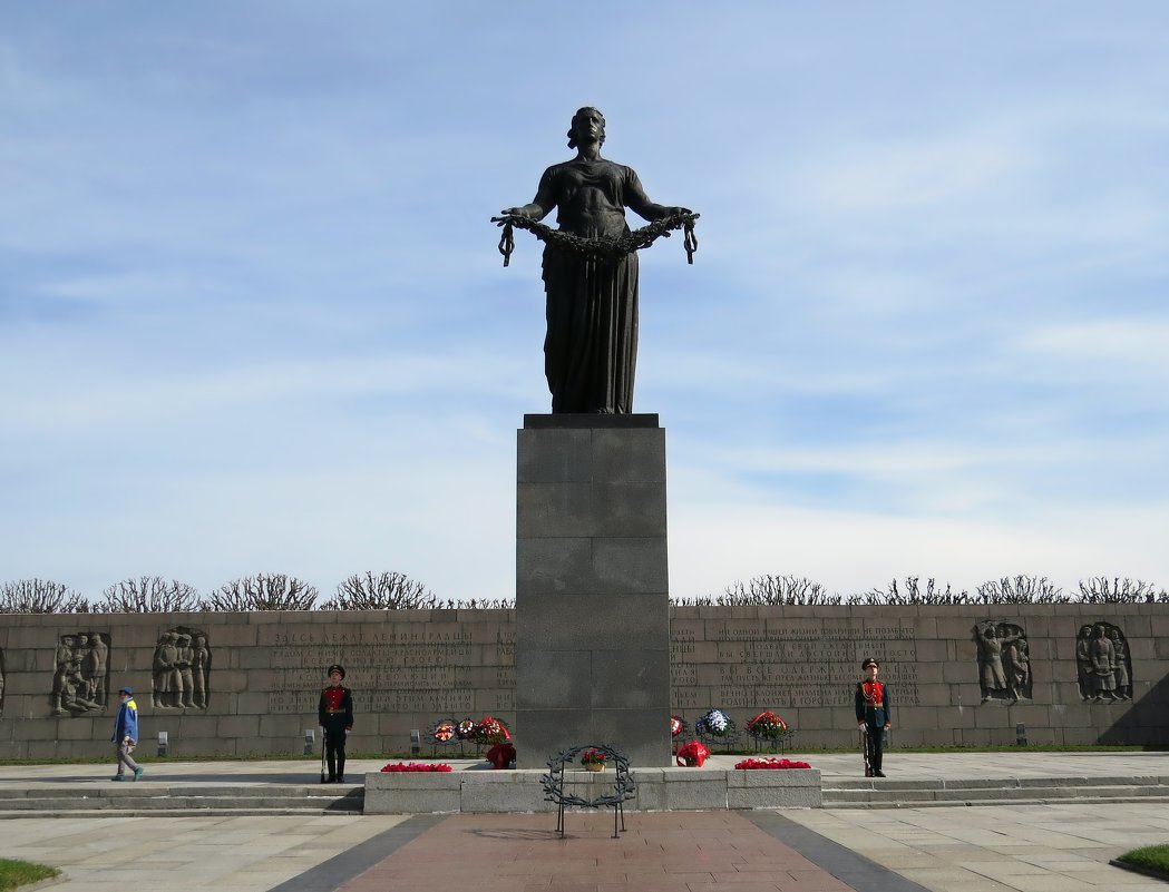 Монумент «Мать-Родина» на Пискарёвском кладбище - Вера Щукина