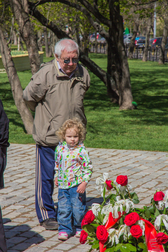 Дедушка с внучкой - Дмитрий Сушкин