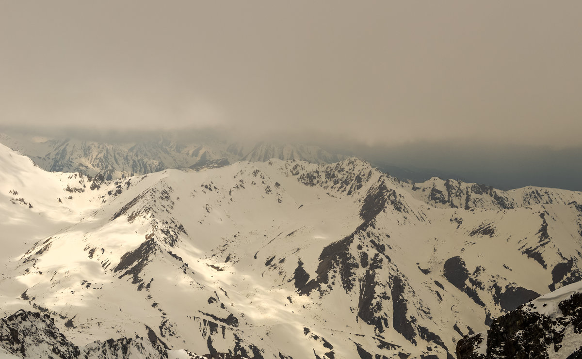 горы. вид сверху с высоты 4120 м - Горный турист Иван Иванов