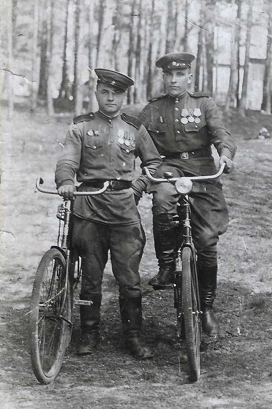 Бобков Иван Федорович (слева) - Иван Бобков