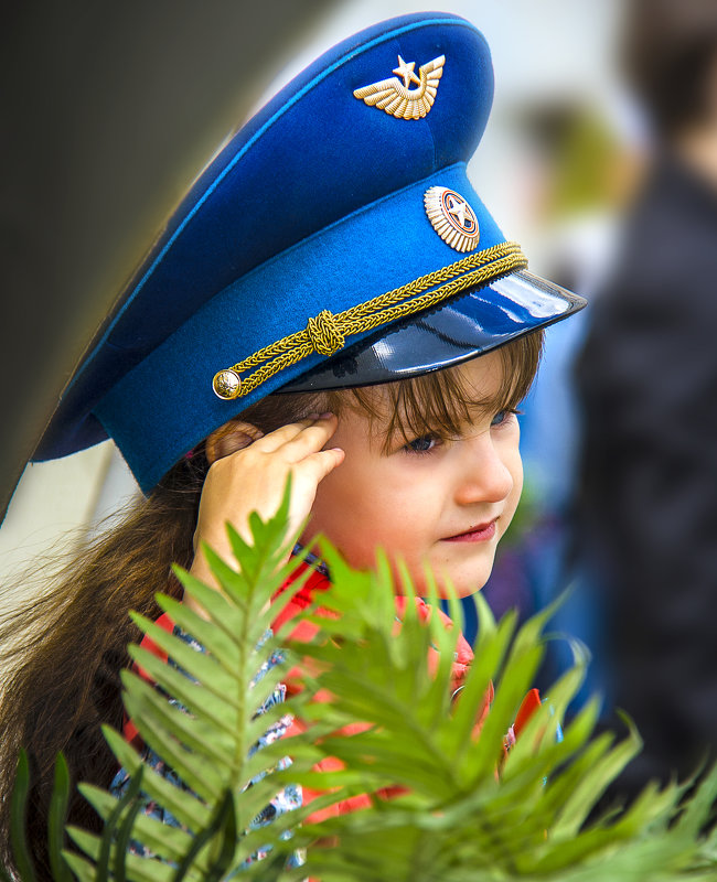 Девочка принимает парад 9 Мая - Виктор Христинченко