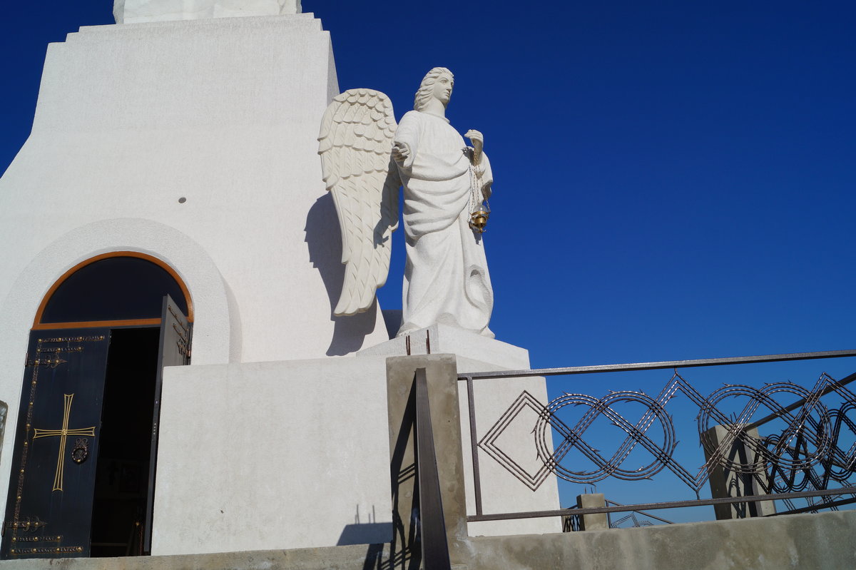 У ног его  два ангела хранят покой.(Фрагмент монумента Иисуса Христа).Ессентуки - Серж Поветкин
