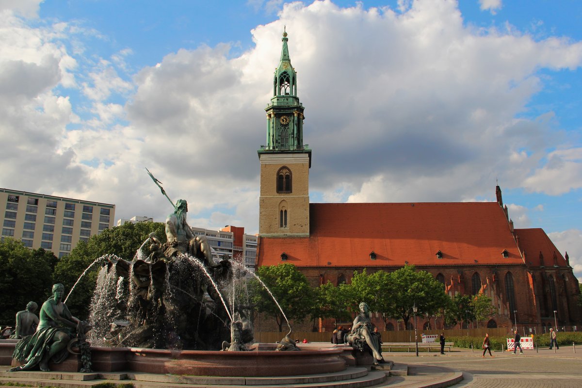 Центр бывшего Восточного Берлина - Александрплац и фонтан "Нептун" - Лариса Мироненко