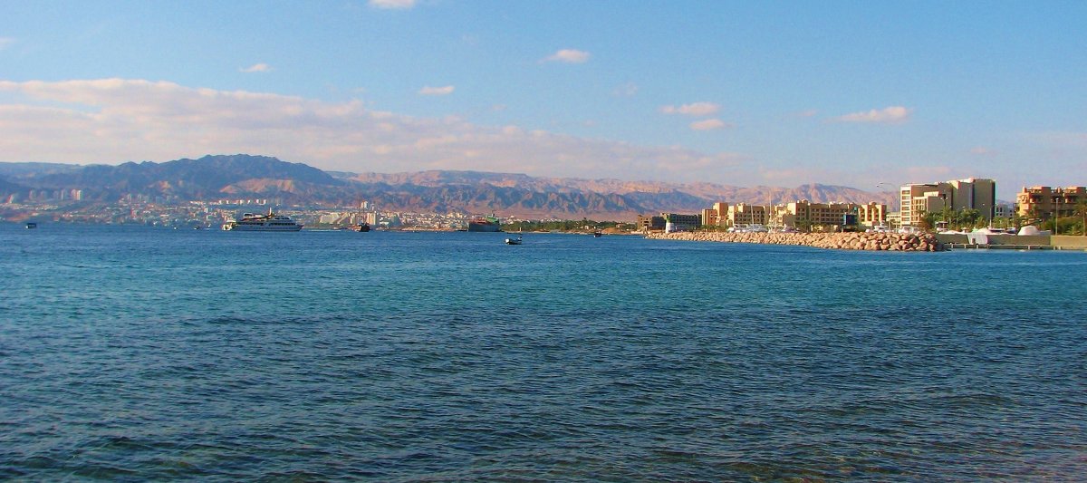 Справа берег иорданский (г.Акаба), слева виднеется берег израильский (г.Эйлат) и между ними - 20 км - Лариса Мироненко