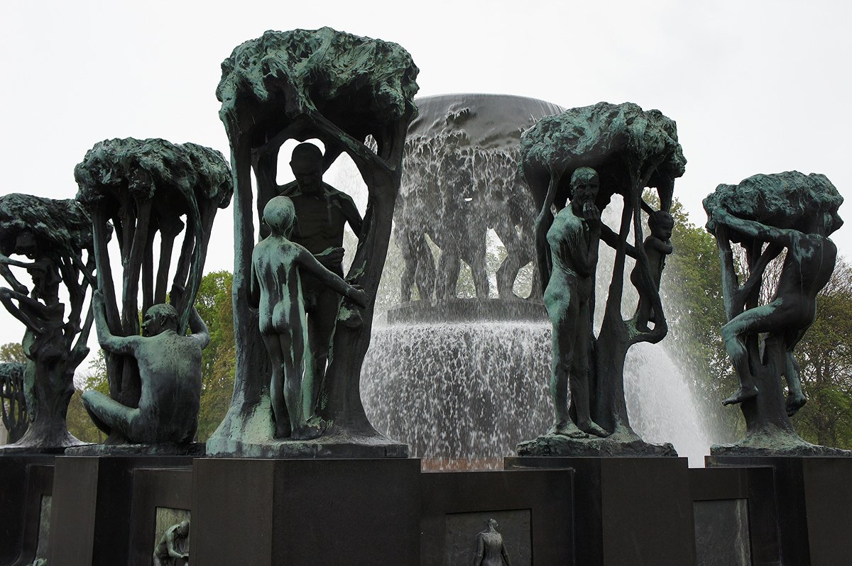 Парк Вигеланда. Фонтан окружен человеческими фигурами, которые вплетены в деревья - Елена Павлова (Смолова)
