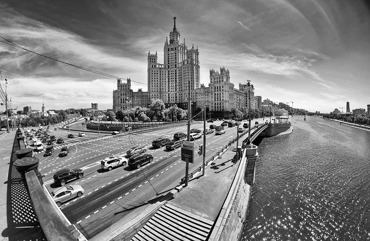 По ступенькам кривеньким, вниз, к Москве-реке, покатился гривенник в солнечном пике - Ирина Данилова