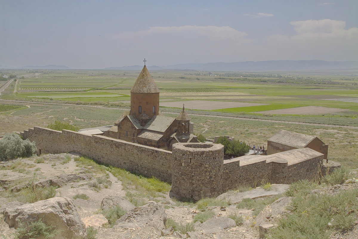 Монастырь - крепость Хор Вирап в полуденный зной - M Marikfoto