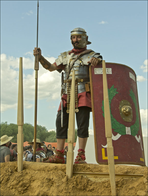 На страже римского лагеря в Коломенском (А штаны-то у него из 21 века) - Владимир 