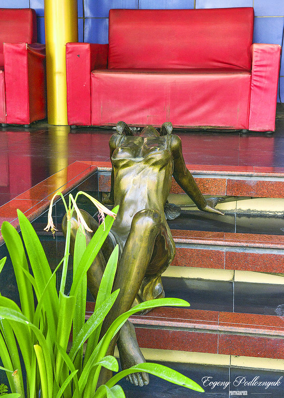 Скульптура у входа в гоу-гоу бар Тайланд - Евгений Подложнюк