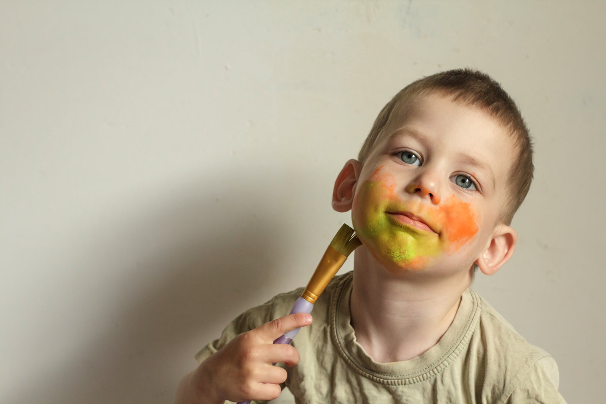 Ребенок рисует себе на лице краской - Николай Н