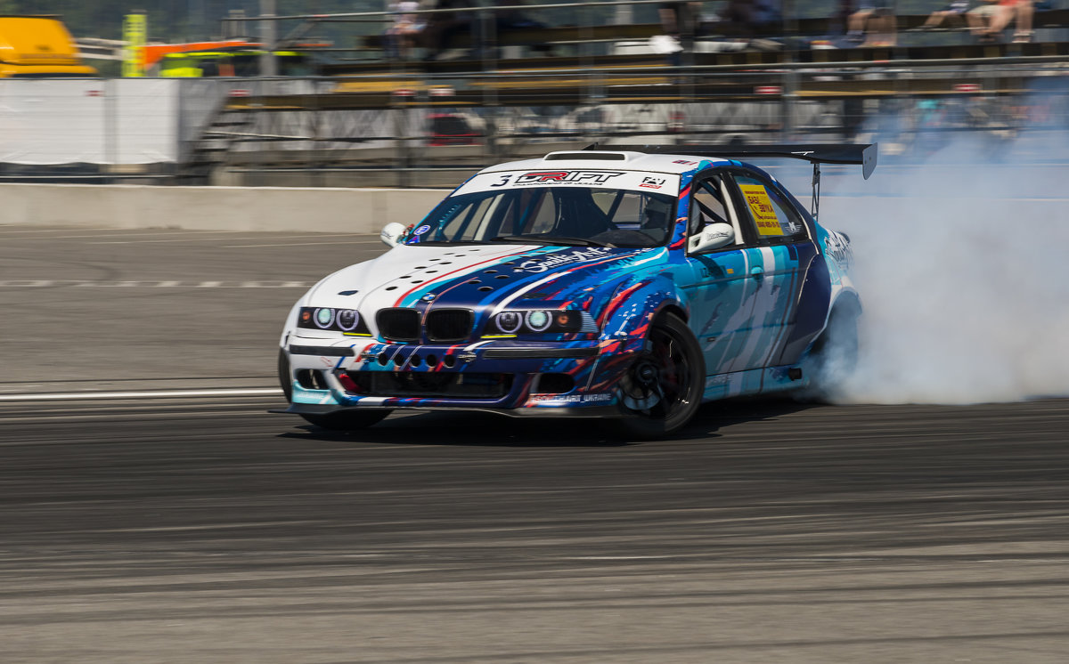 Unknown rider on the car brand BMW overcomes the track - Сергей 