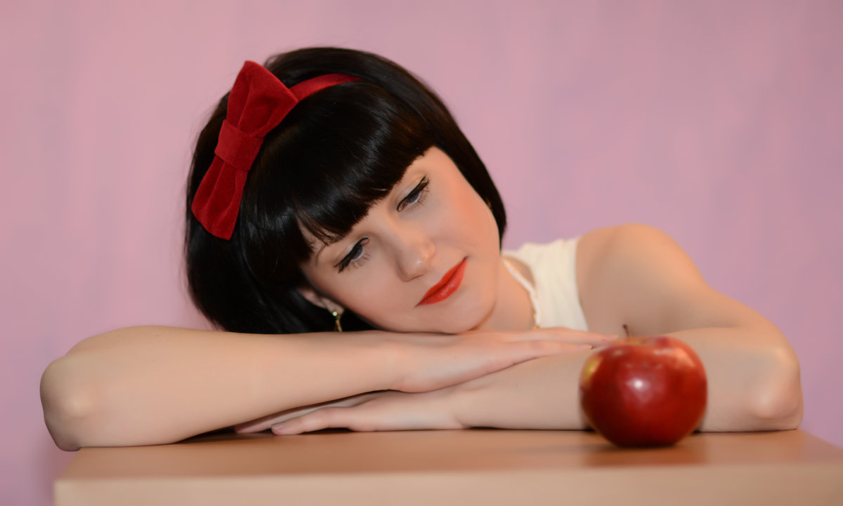 Девушка с яблоком - Евгения 
