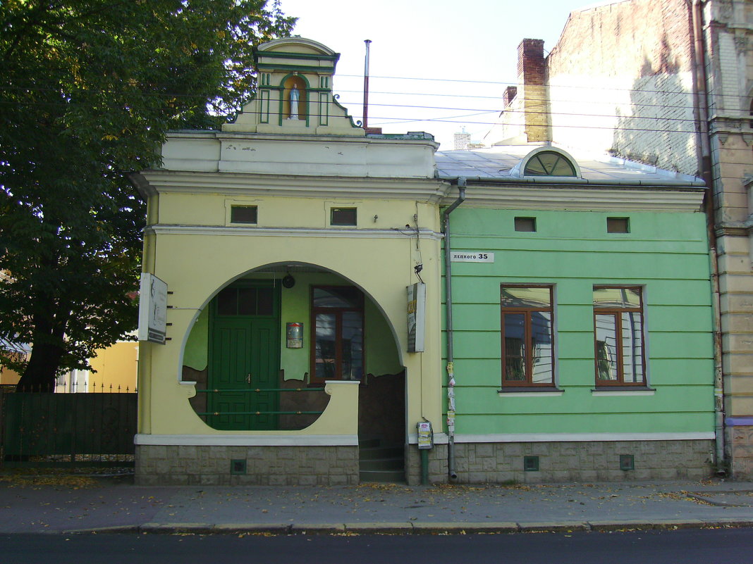Бывший  жилой  дом  в  Ивано - Франковске - Андрей  Васильевич Коляскин