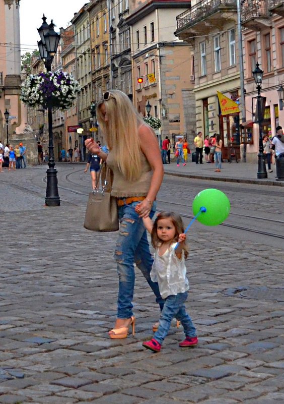 «А у меня шарик…» По улицам города Львов. - Aleks Nikon.ua