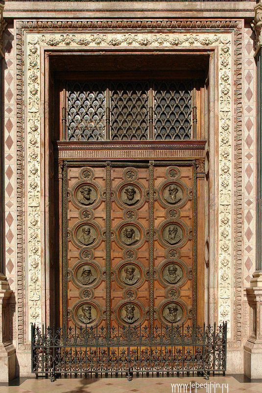 Двери собора святого Стефана - Дмитрий Лебедихин