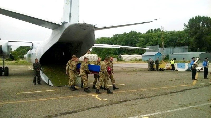 До Чернівців прибув літак з тілом загиблого на сході буковинця - Степан Карачко