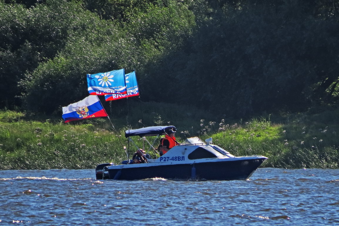 катер с флагами праздника - Сергей Цветков