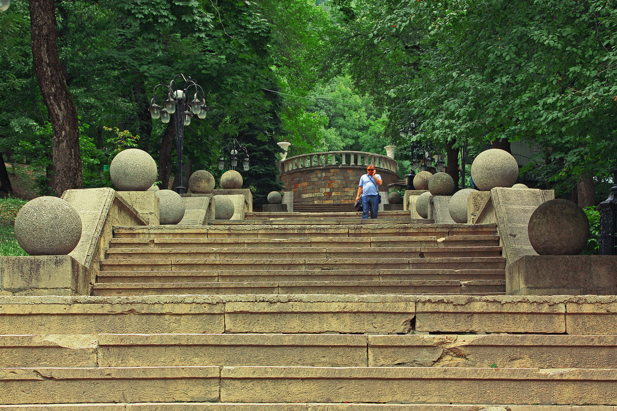 Лестница в парк - Леонид Сергиенко