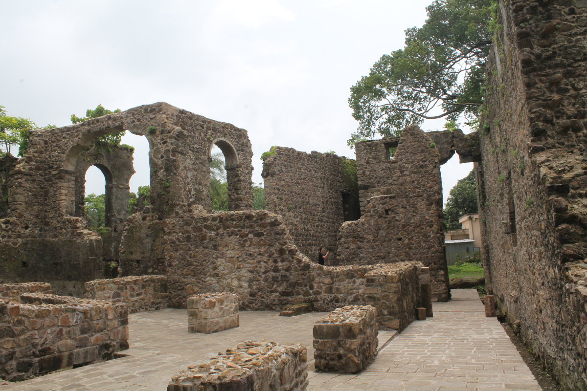 Руины здания Васаи форт Мумбаи. - maikl falkon 