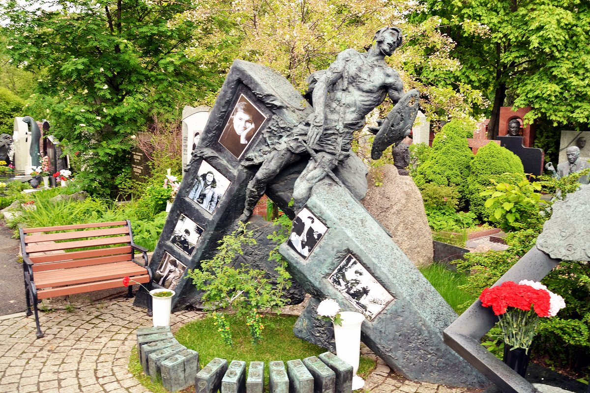Памятник на могиле Артёма Боровика - Владимир Болдырев