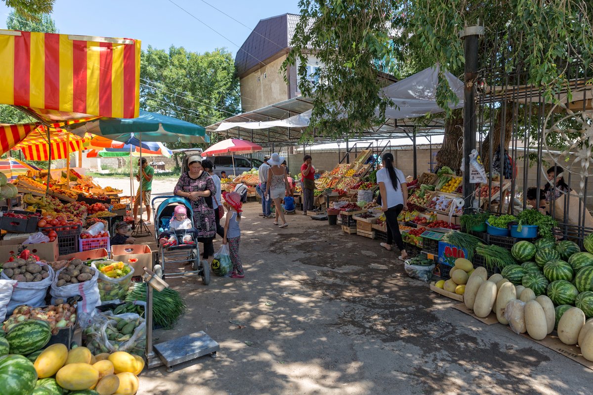 the market on the outskirts of Cholpon-Ata - Дмитрий Карышев