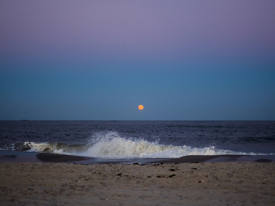 Blue Moon over Atlantic Ocean - Vadim Raskin