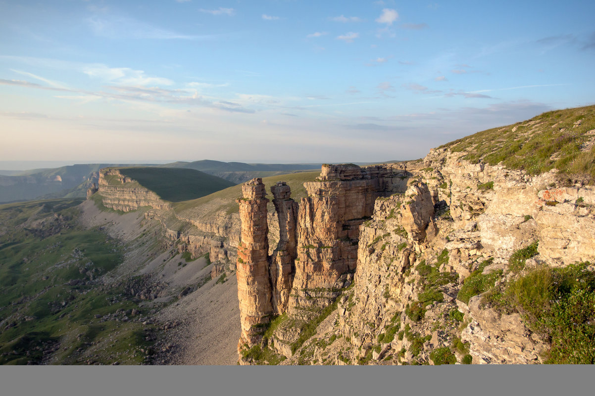 Скалы Монахи на плато Бермамыт. Высота 2500 м. Внизу бездна Эшкаконского ущелья. - Vladimir 070549 