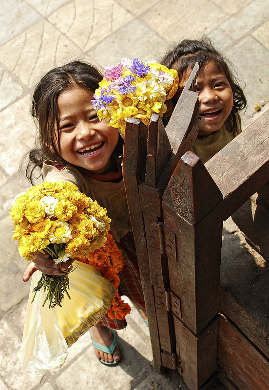 Smiling children. Kathmandu - Alexander Kopytov