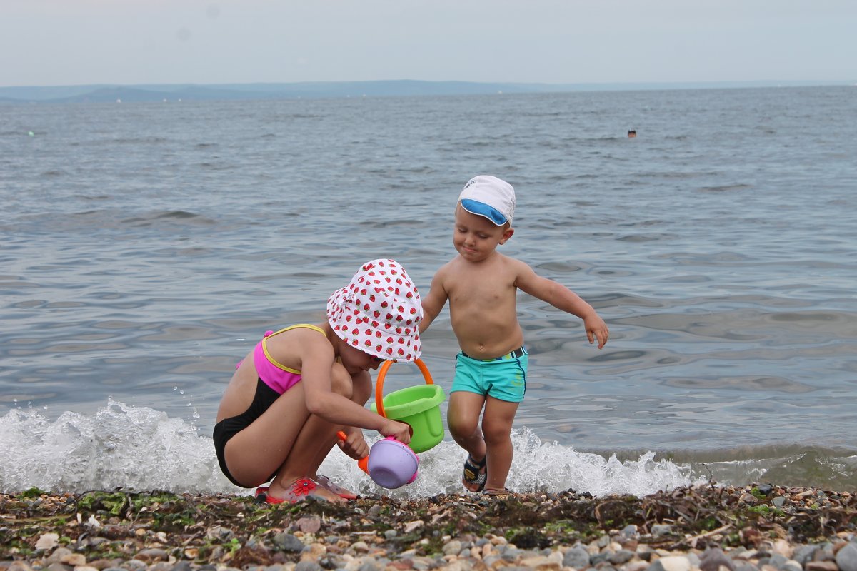 дети на пляже - Алёна Ельцова