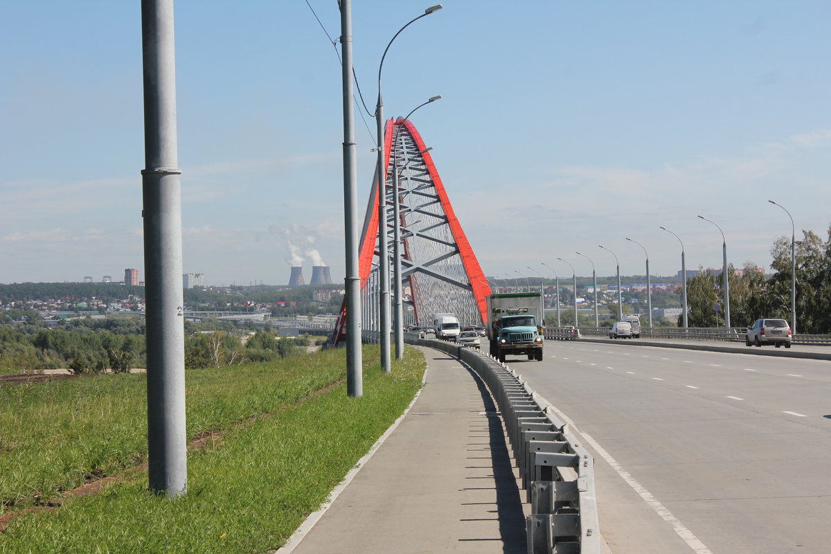 Мост на фоне панорамы города - Наталья Золотых-Сибирская