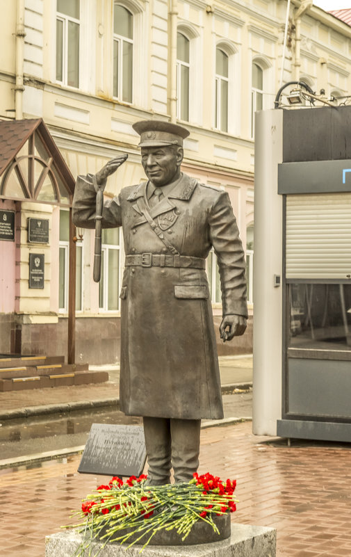 Памятник инспектору ГАИ- почетному гр г Томска - Дмитрий Потапкин