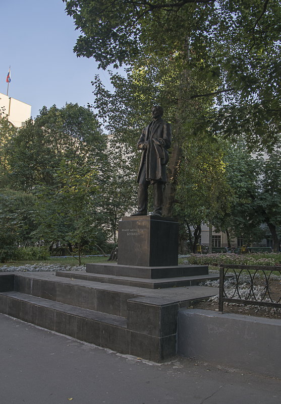 Памятник Бунину. - Яков Реймер