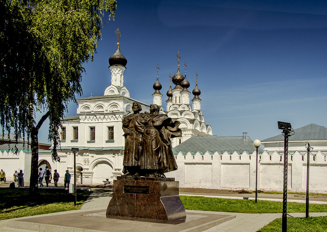 Памятник  святым Петру и Февронии на фоне Благовещенского монастыря - Игорь Егоров