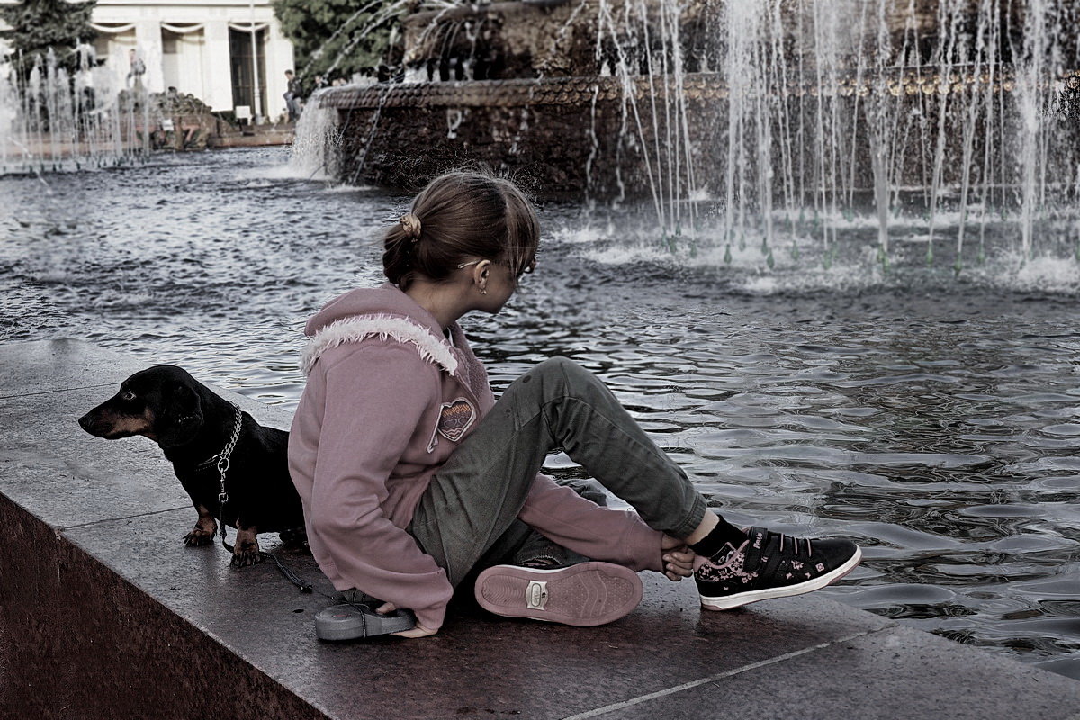 ..грустная девочка у фонтана... - Ира Егорова :)))