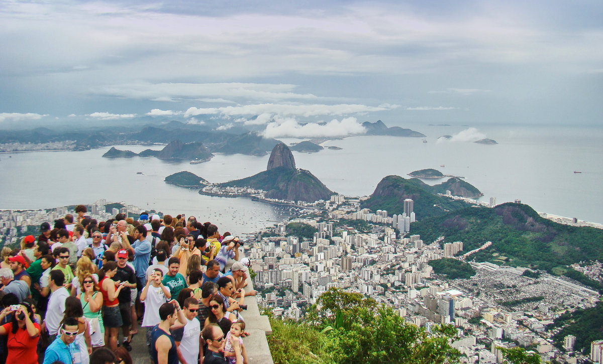 Вид на гору Сахарная голова с горы Корковада у статуи Христа в Рио-де-Жанейро - Андрей Крючков